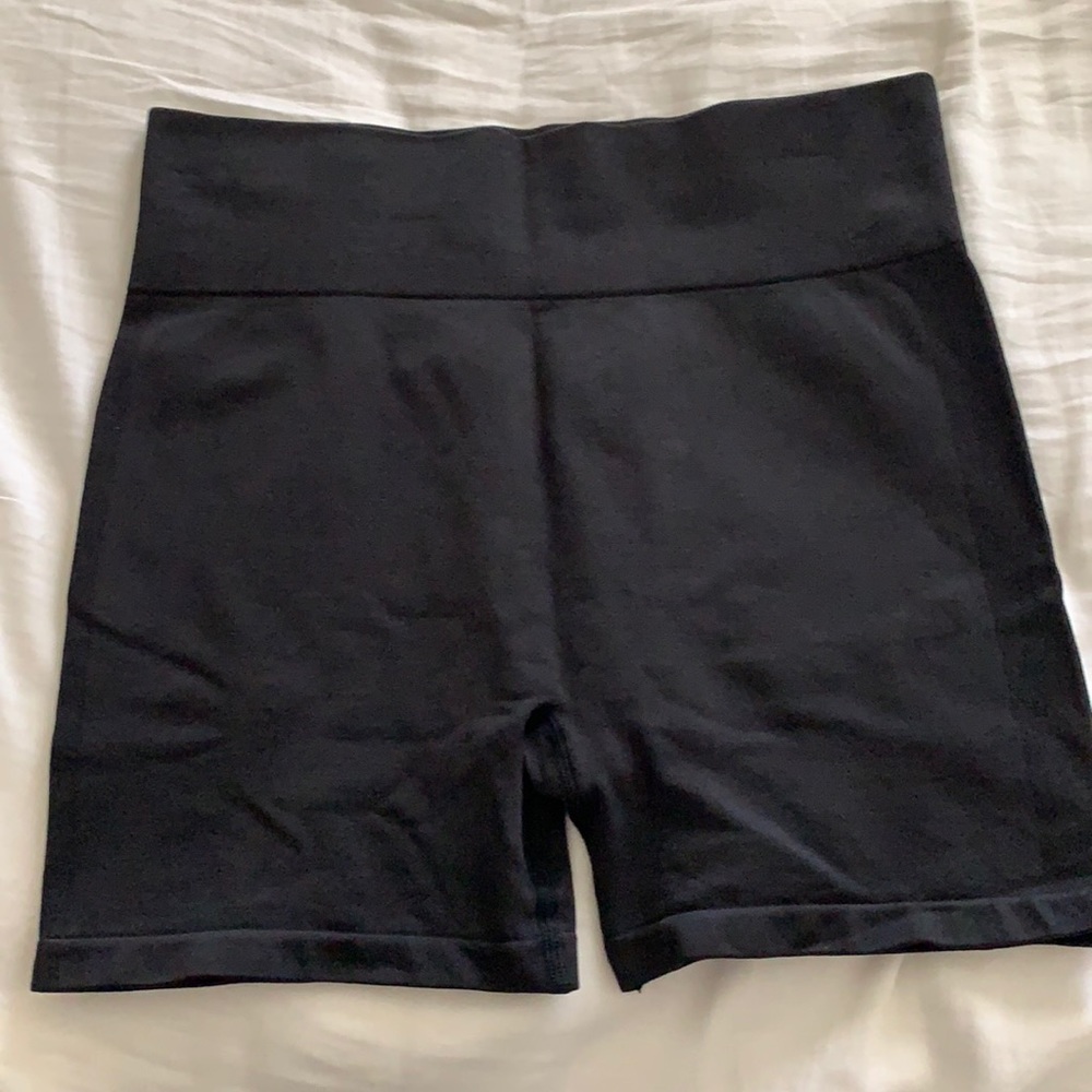 BLACK SEAMLESS BIKER SHORTS